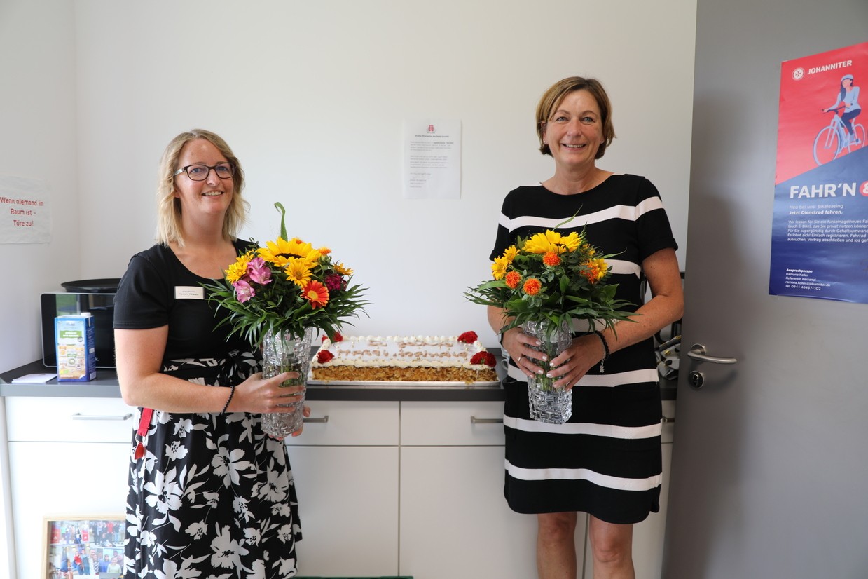 © Blumen für Hotelleitung Helga Butendeich (rechts) und Empfangs- und Reservierungsleitung Tamara Mirwald // Quelle: Lucie Baumann
