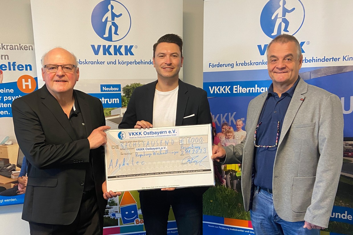 © Erwin Schiegl (Prokurist Alphatec/Mitte) konnte einen Scheck in Höhe von 6.000 Euro an Weihnachtssingen-Organisator Armin Wolf (li.) und VKKK Vorstandsmitglied Martin Wunnike (re.) übergeben. Foto: Theresia Buhl