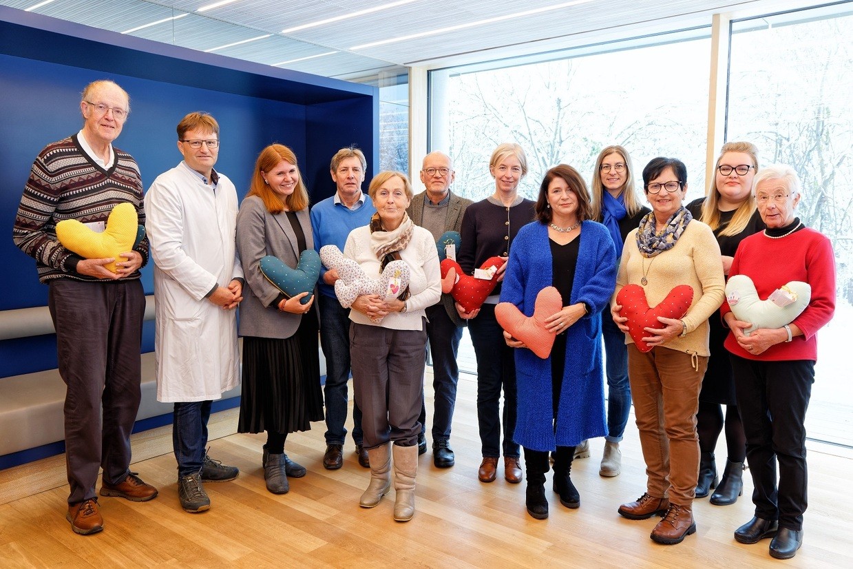 © Der Patientenbeirat des CCCO nimmt die Herzkissen von Vertreterinnen des KDFB Kelheim-Affecking in Empfang. © UKR/Johannes Beutler