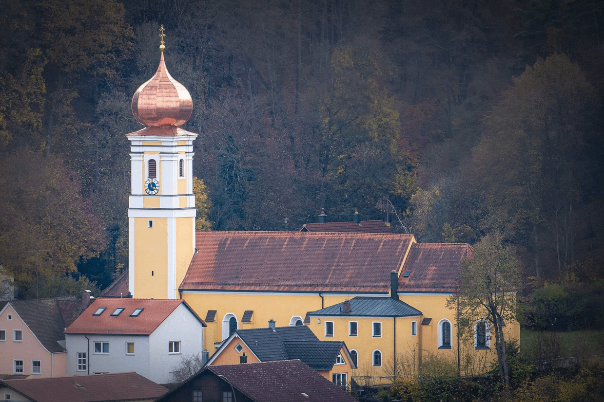 © Nach der Renovierung erstrahlt insbesondere die Zwiebelspitze der Marienkirche im  Stadtteil Saltendorf in neuem Glanz. (Foto: Hans Zitzler)
