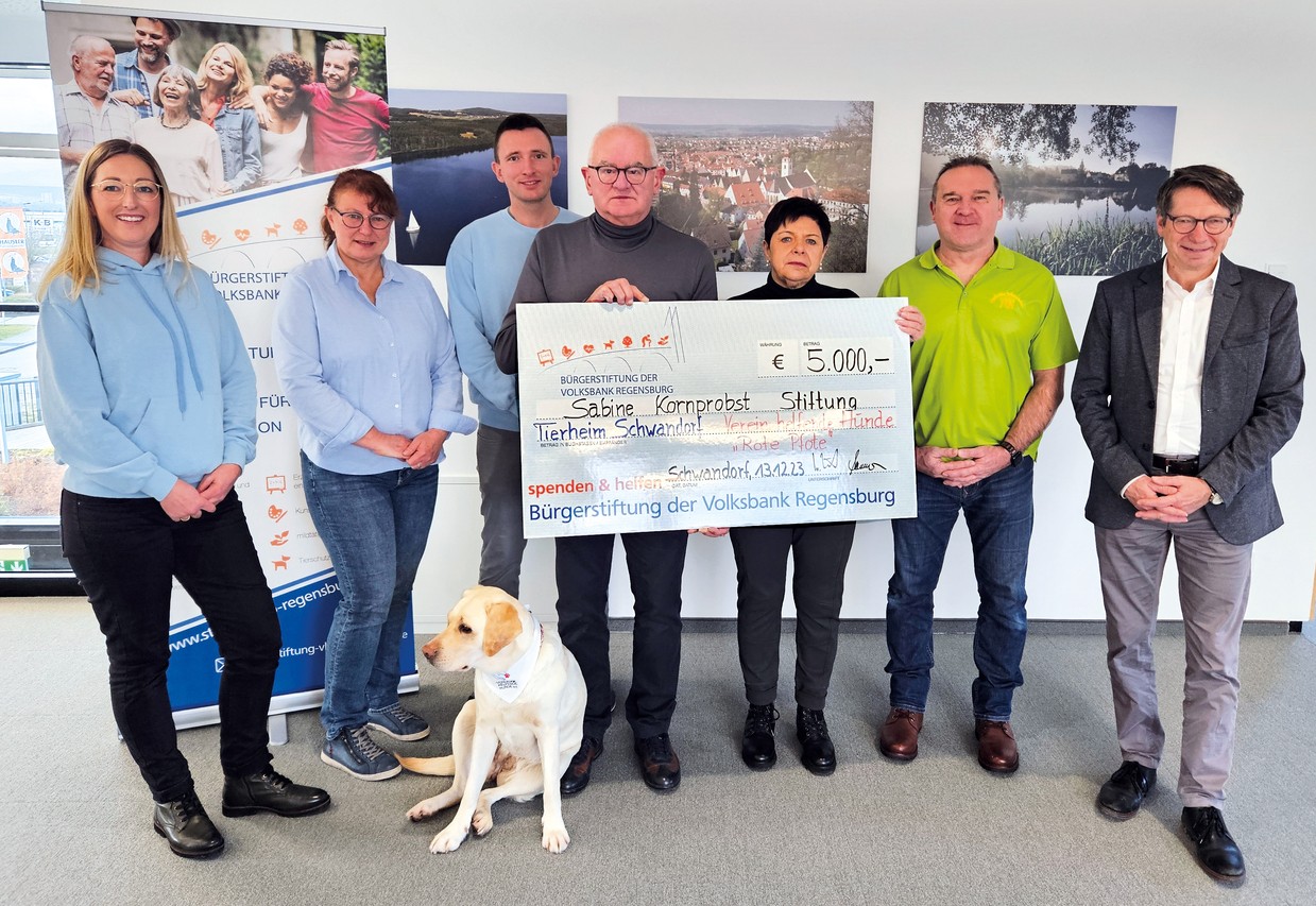 © v.l.n.r.: Sandra Polan, Gabi Feneberg, Martin Schneider und Hund Lizzy (Verein für helfende Hunde e.V.), Ludwig und Marga Kornprobst, Volker Olbrich (Tierheim Schwandorf) und Günther Winkler (Beauftragter Bürgerstiftung der Volksbank Reg ensburg).