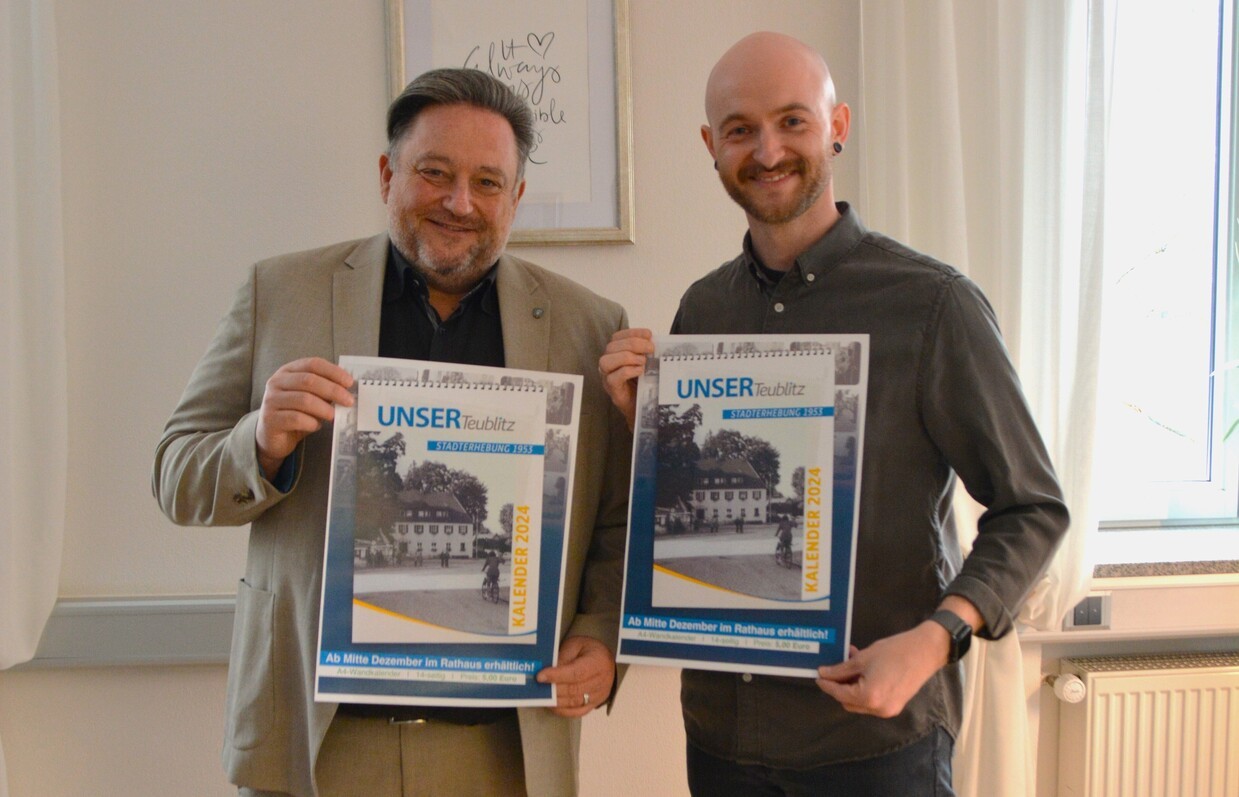 © Bürgermeister Thomas Beer und Pressesprecher Thomas Stegerer (v.l.n.r.) bei der Vorstellung des Kalenders für 2024. (Foto: Manuela Mandl, Stadt Teublitz)