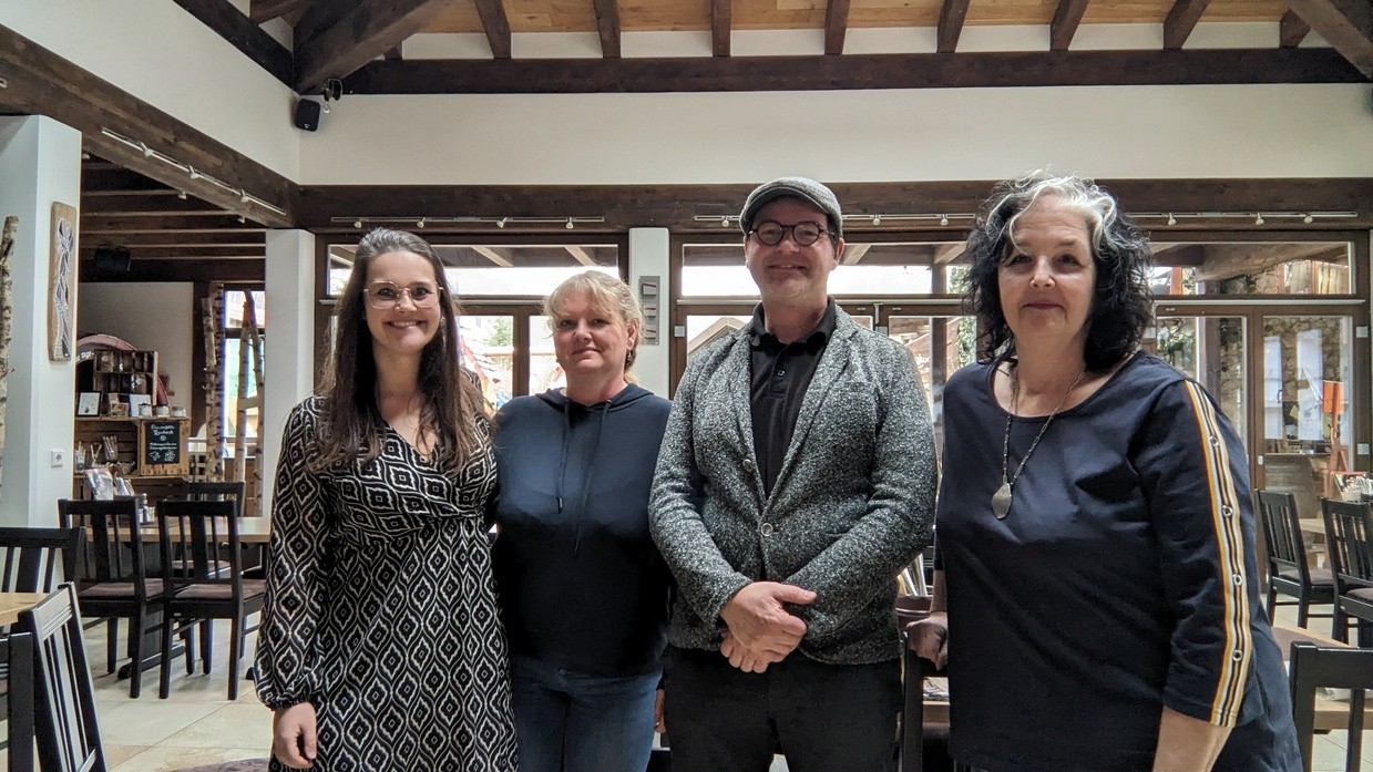 © Tourist.Info, Foto von links: Tanja Roithmeier, Leitung Tourismus- & Stadtmarketing Sabine Scholz-Veits, Fasslwirtschaft Tobias Schweiger, Schweiger’s Bar und Restaurant Edith Hecker, Stadtführerin