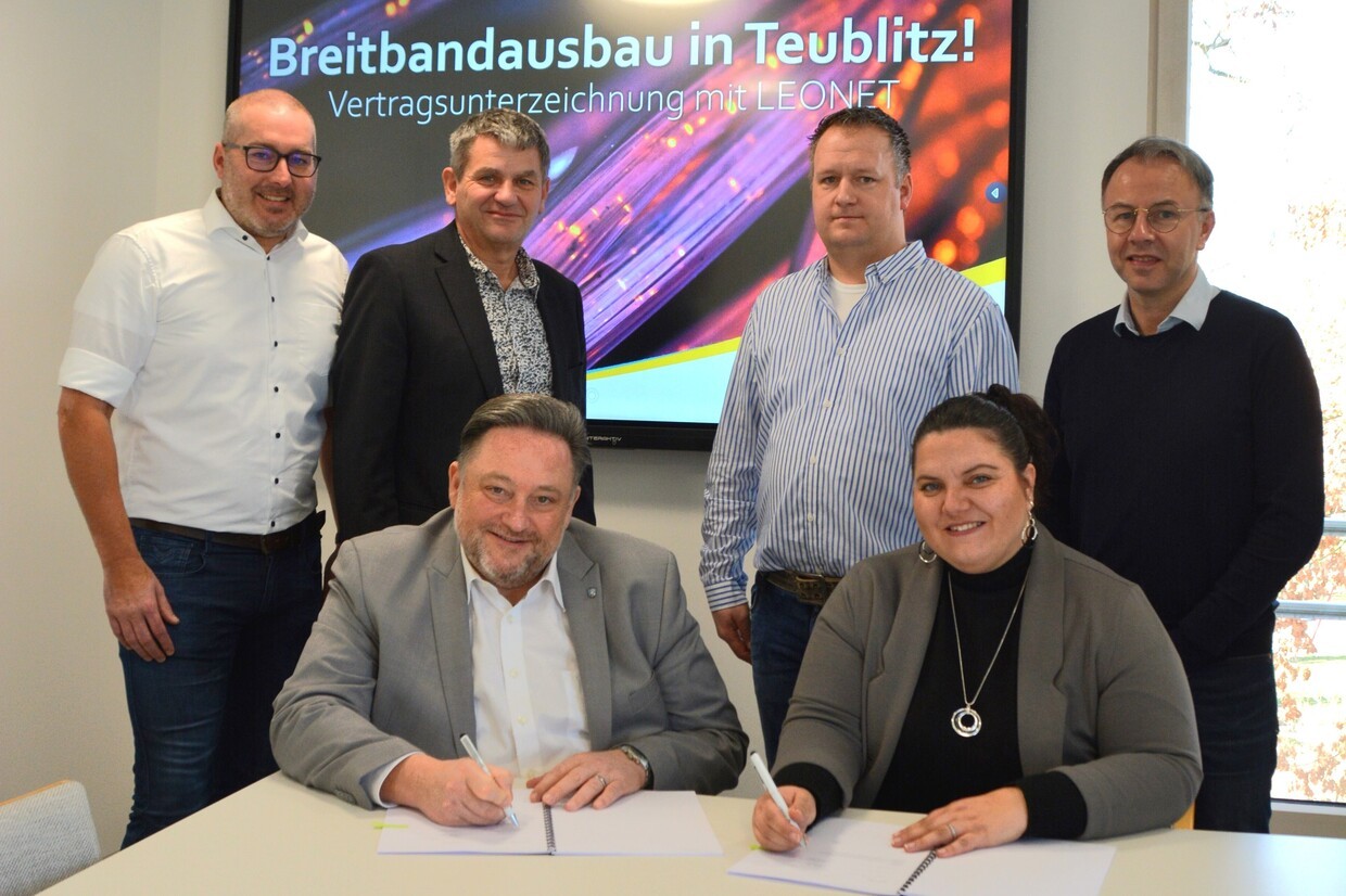 © Thomas Stegerer, Stadt Teublitz; Bürgermeister Thomas Beer (sitzend links) und LEONET Kommunalbetreuerin Sandy Hutter (sitzend rechts) unterzeichnen im Beisein von Breitbandpate Thomas Grundstein, Geschäftsleiter Franz Härtl, Breitbandberater Eduard Maier und LEONET Projektleiter Vertrieb Kay Roehle (stehend, v.l.n.r.) den Kooperationsvertrag