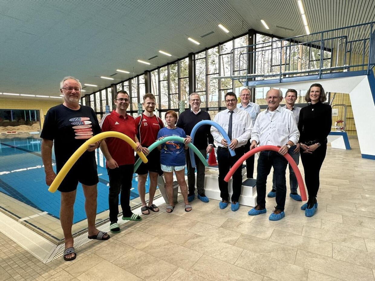 © Lara Schmaus, Stadt Schwandorf; die Vertreter der Kommunen und Schwimmtrainer