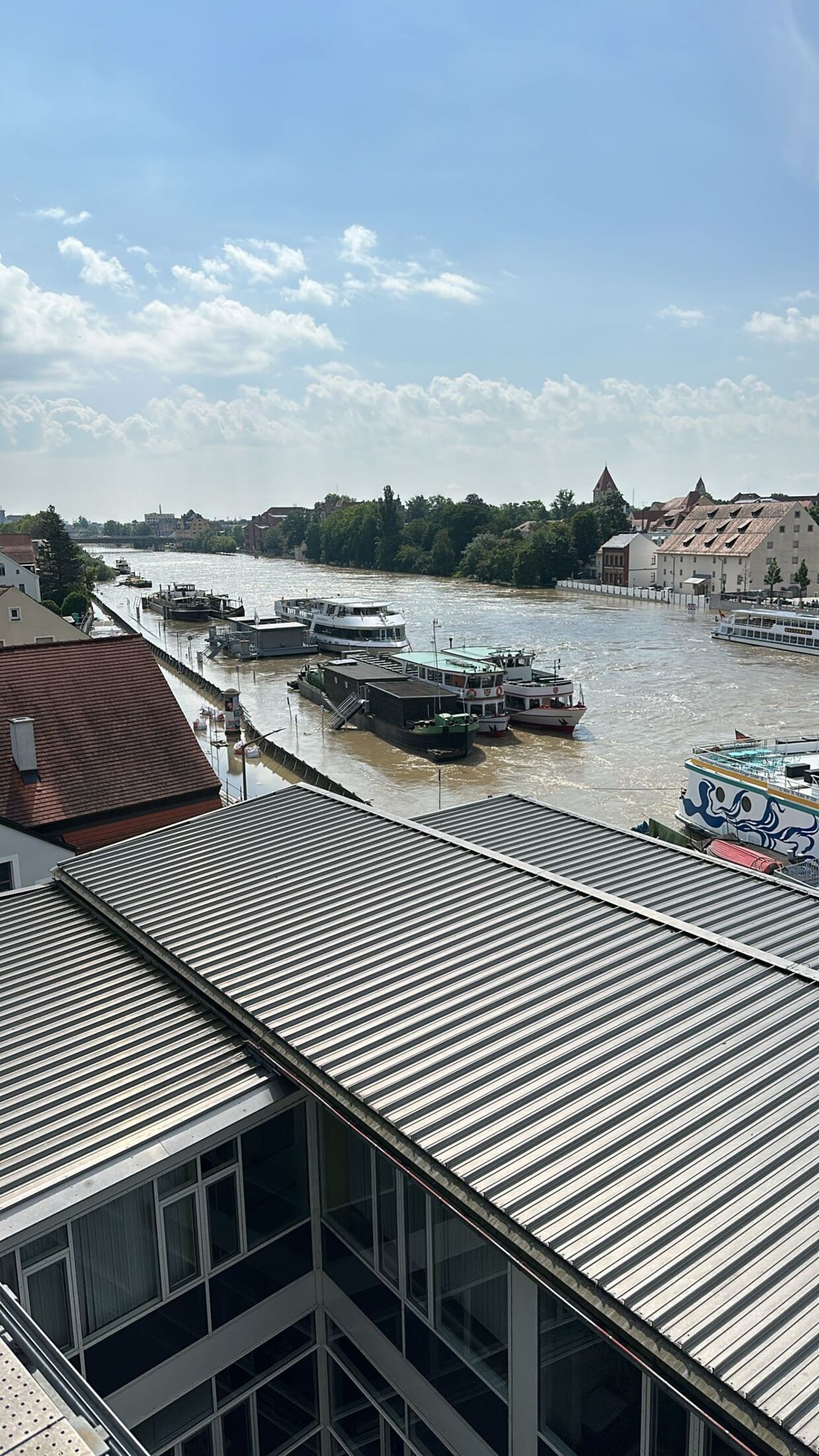 © rs - charivari