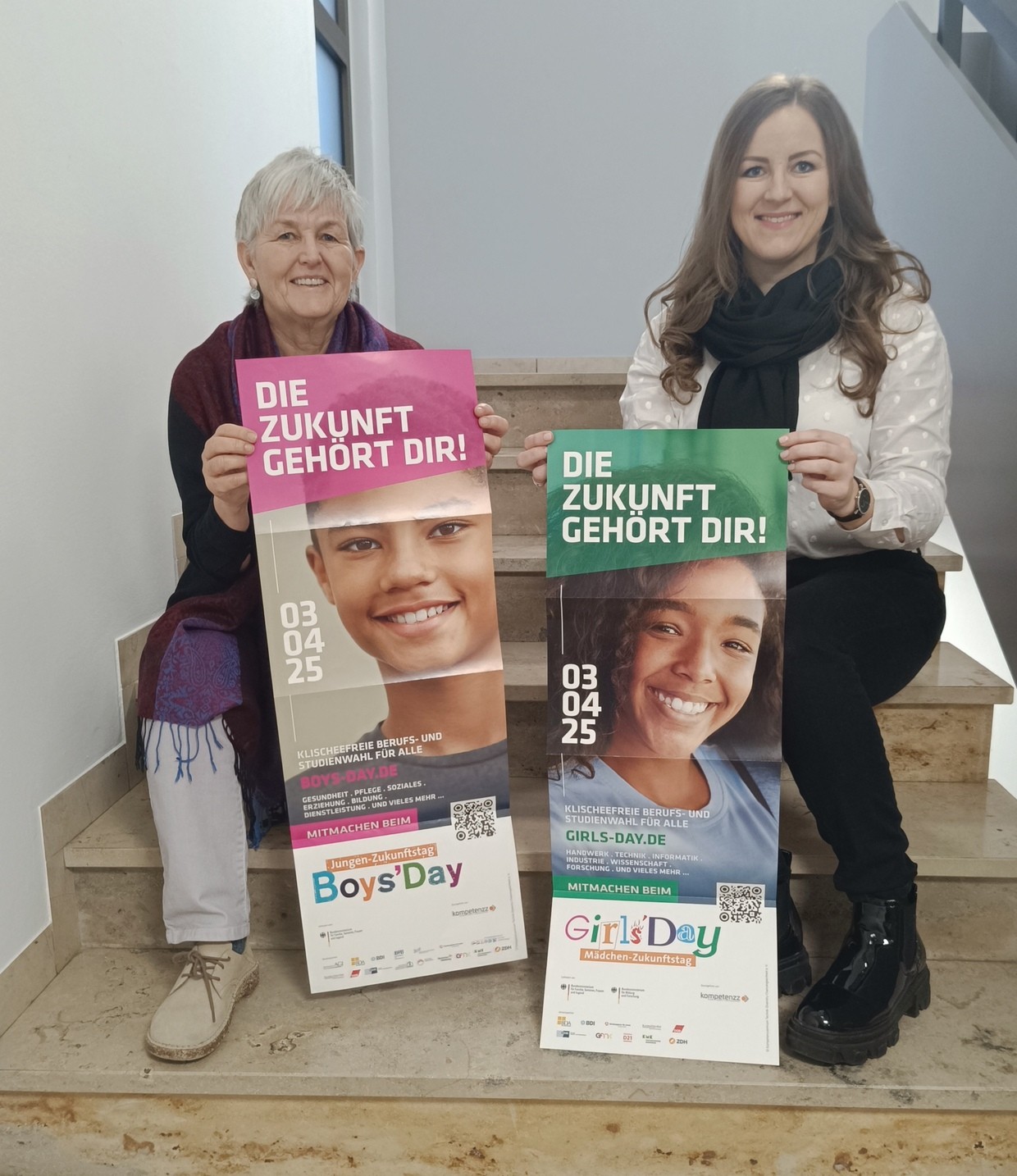 © Die beiden Regionalvertreterinnen Helga Forster (links) und Christina Süß (rechts) werben für den Girls‘ und Boys‘ Day im Landkreis Schwandorf (Foto: Veronika Kiener, Landratsamt Schwandorf) Landratsamt Schwandorf