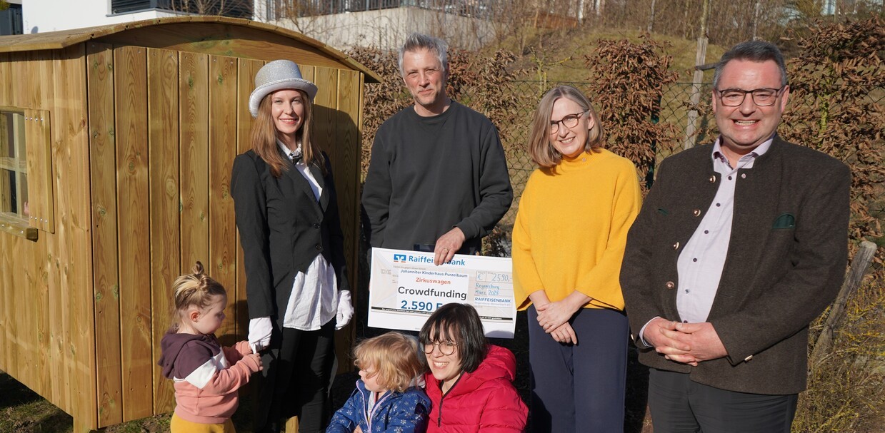 Foto v.l.n.r.: Juliane Rduch (Einrichtungsleitung), Fabian Lutz (Raiffeisenbank Wenzenbach), Martin Steinkirchner (Vorstandsmitglied der Johanniter in Ostbayern), Sylvia Meyer (Johanniter-Sachgebietsleitung Kita)
