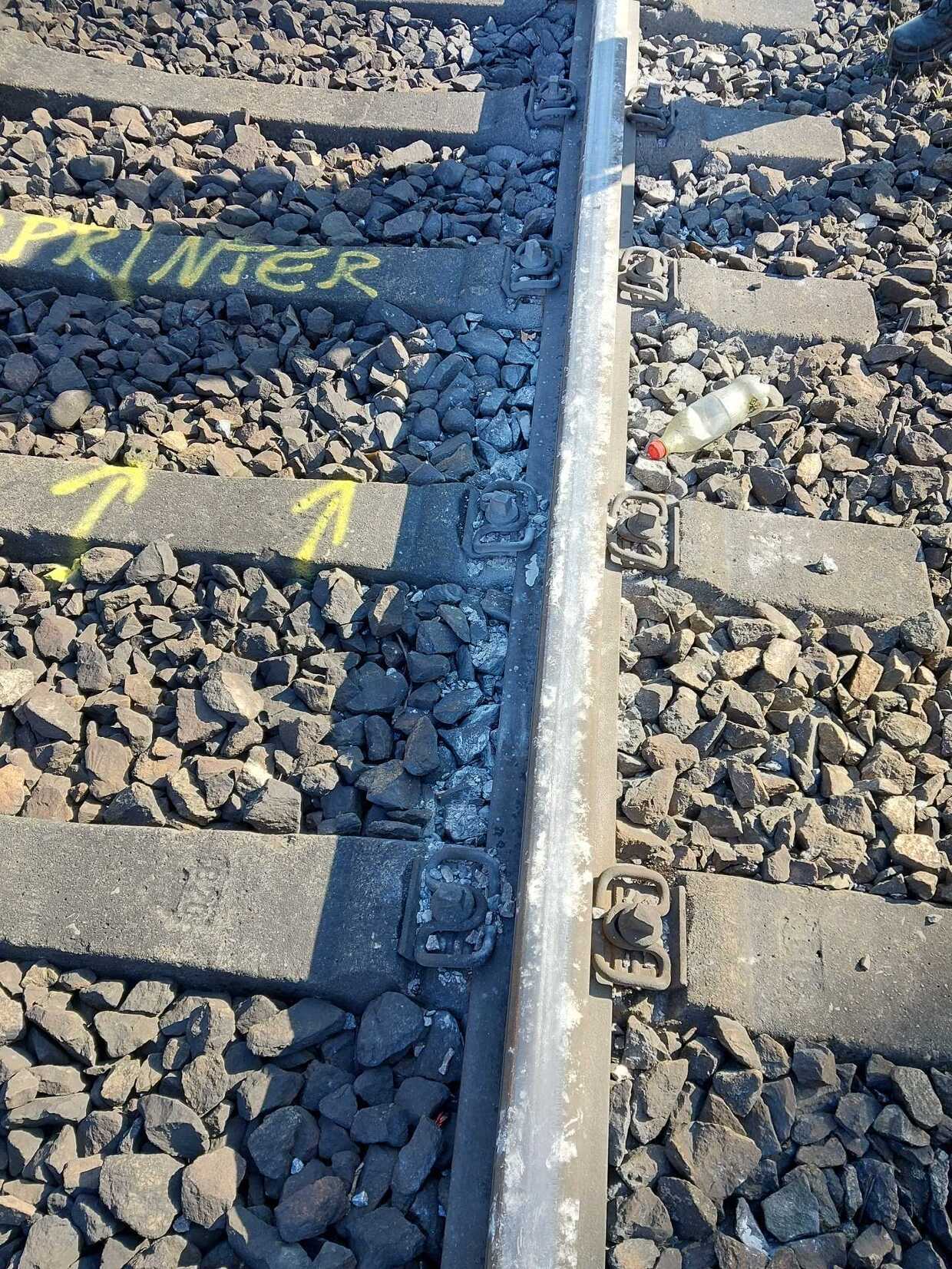 © Bild zeigt Steinmehl-Spuren auf der Schiene - Foto von Bundespolizei