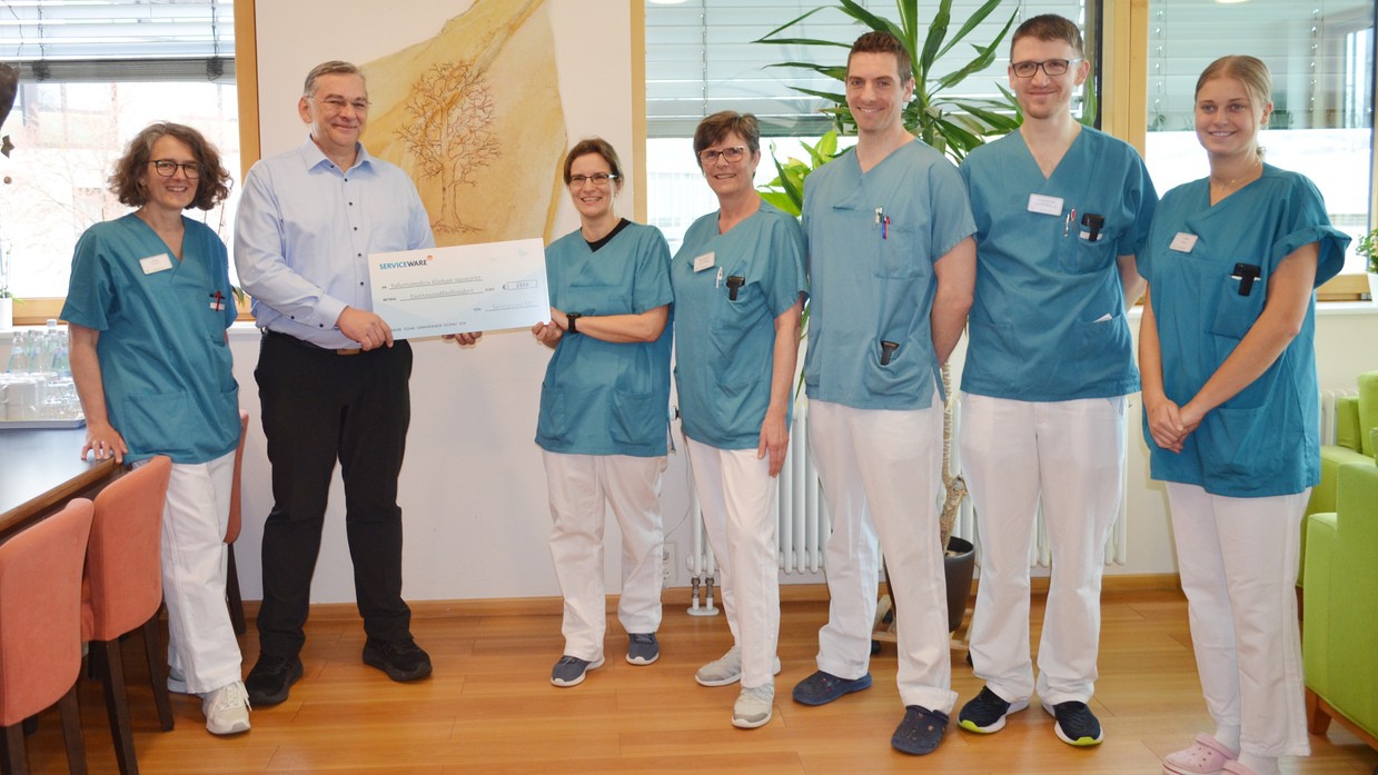 © Foto: Julia Scherer, Klinikum Neumarkt / Peter Bongers (2. von links) übergibt die Spende aus der Weihnachtsaktion der Serviceware SE an Oberärztin Daniela Dartsch (3. von links) mit dem Team der Palliativstation