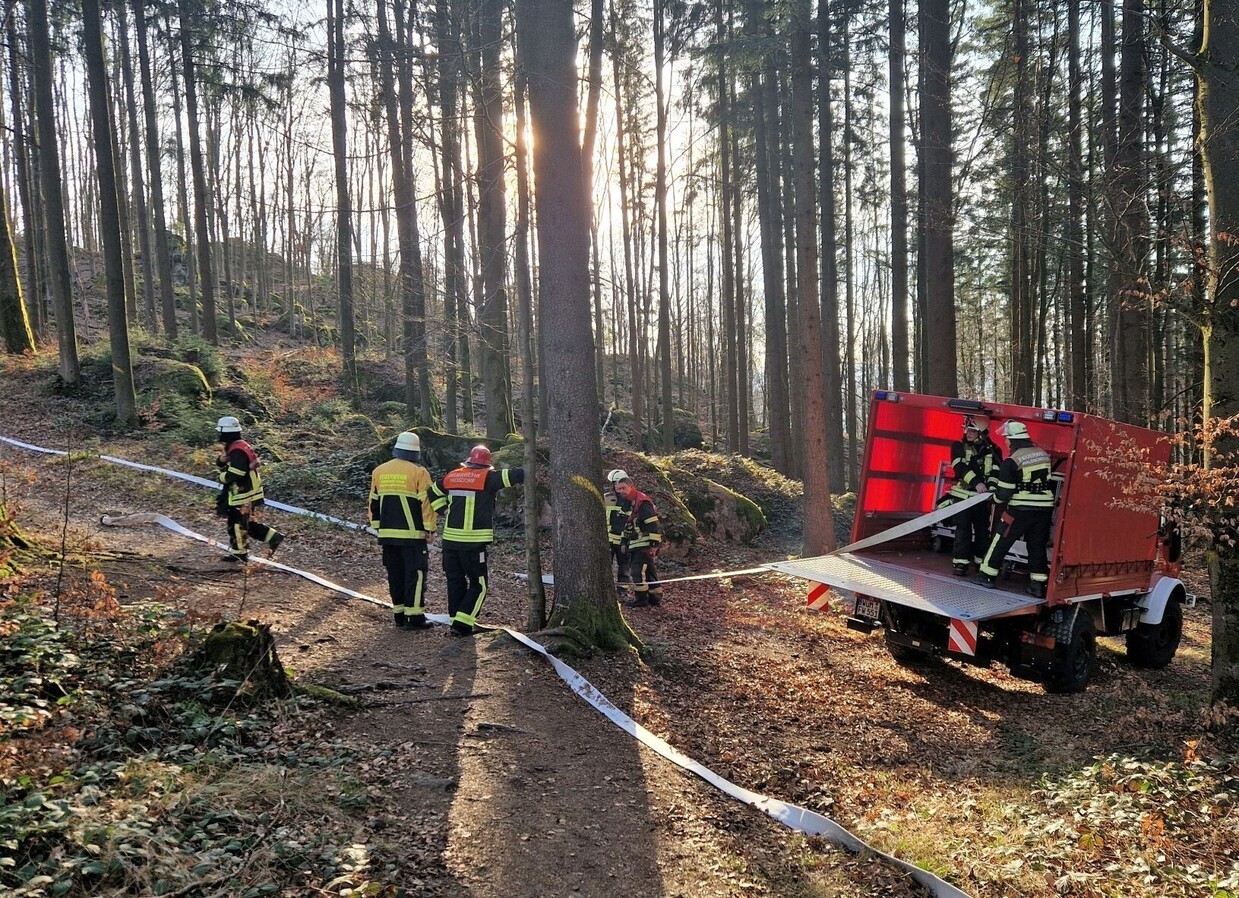 © Foto: Benjamin Schlegl / Die Löscharbeiten am Zwirenzl bei Waldmünchen dauern bis in den Freitag hinein