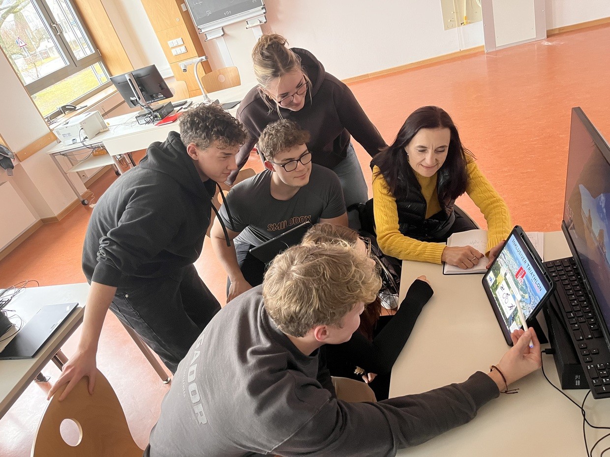 © Die Schülerinnen und Schüler des Donau-Gymnasiums bei der Vorbereitung und Planung des 1. inklusiven Schüler-Triathlons / Foto: Pressestelle Kelheim