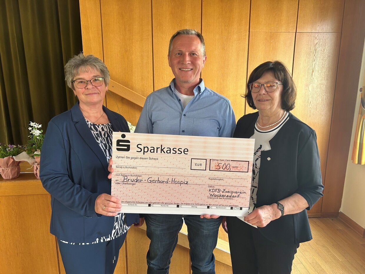 © Olga Mückl, 1. Vorsitzende des katholischen Frauenbundes und Erika Eichinger, 2. Vorsitzende, überreichen Manfred Seitz (Leiter des Pflegedienstes im Hospiz) den Spendenscheck, Foto: Johanniter Regionalverband Ostbayern