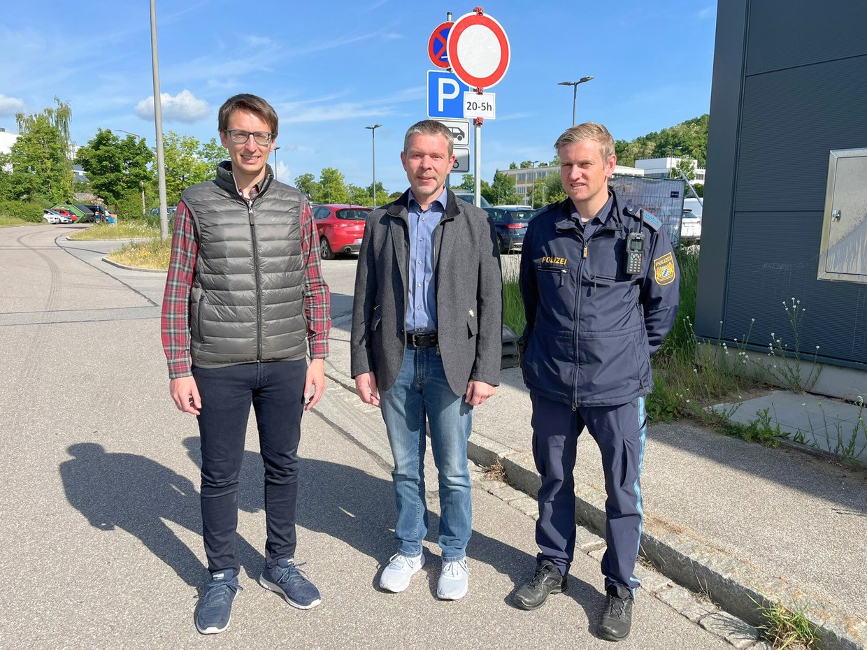 © Dominik Fischer (Sachgebietsleiter Ordnungswesen), Bürgermeister Andreas Wopperer und Schwandorfs Polizeihauptmeister Florian Herrmann am Verkehrszeichen, das auf das nächtliche Parkverbot am Gleisdreieck hinweist / Foto: Andreas Hofmeister (Stadt Schwandorf)