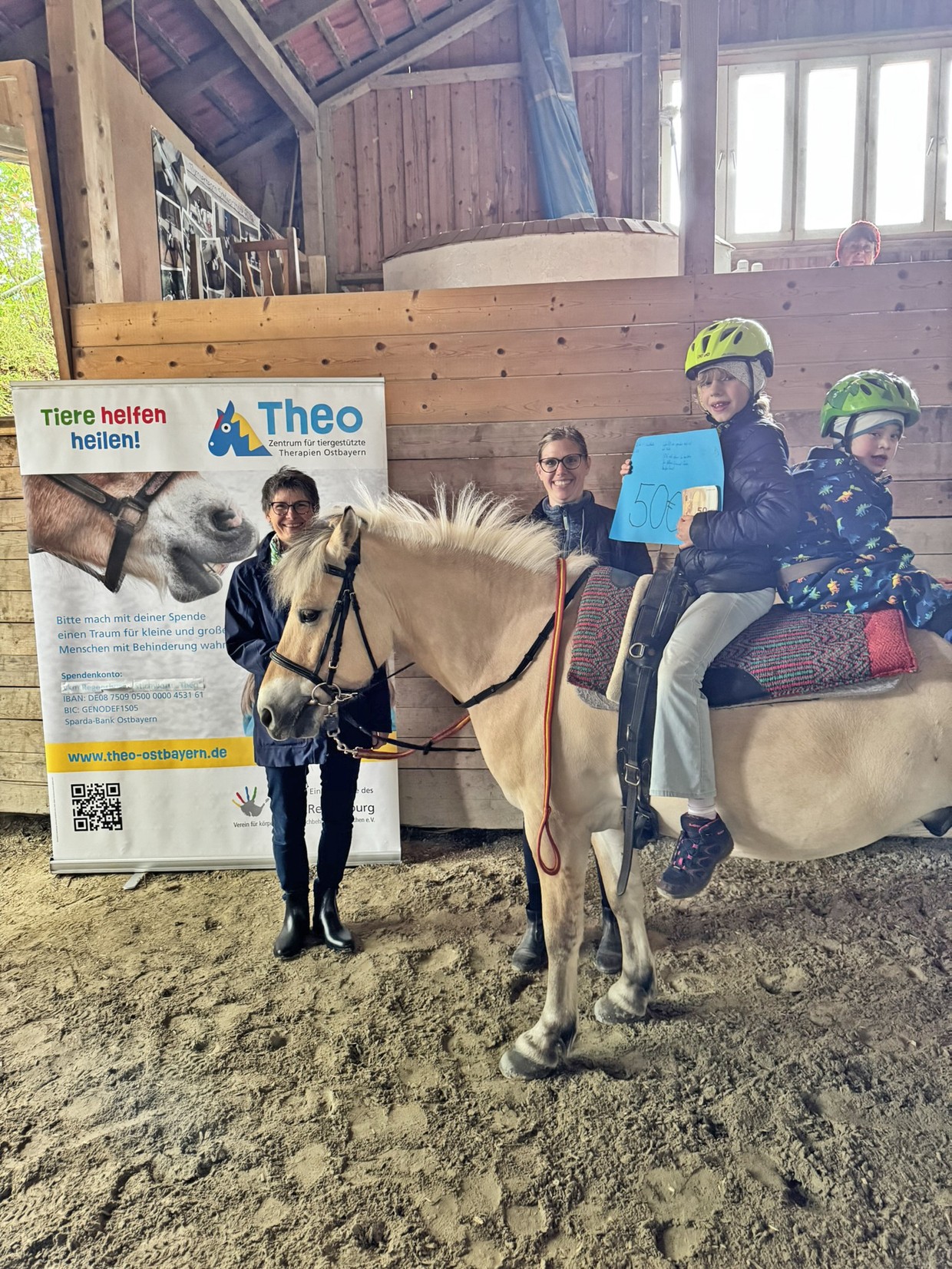 © Rosa und Johann auf dem Therapiepferd Dino übergeben die Spende zusammen mit Therapeutin Anika Baumeister an VKM-Vorsitzende Christa Weiß (links). Foto: Engelbert Weiß