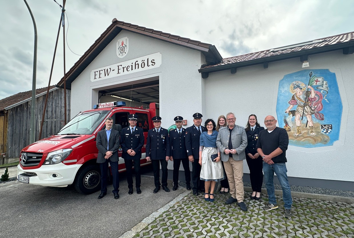 © Oberbürgermeister Andreas Feller (3. v. r.) zu Besuch vor dem umgebauten Feuerwehrhaus der FFW Freihöls / Foto: Lara Schmaus (Stadt Schwandorf)
