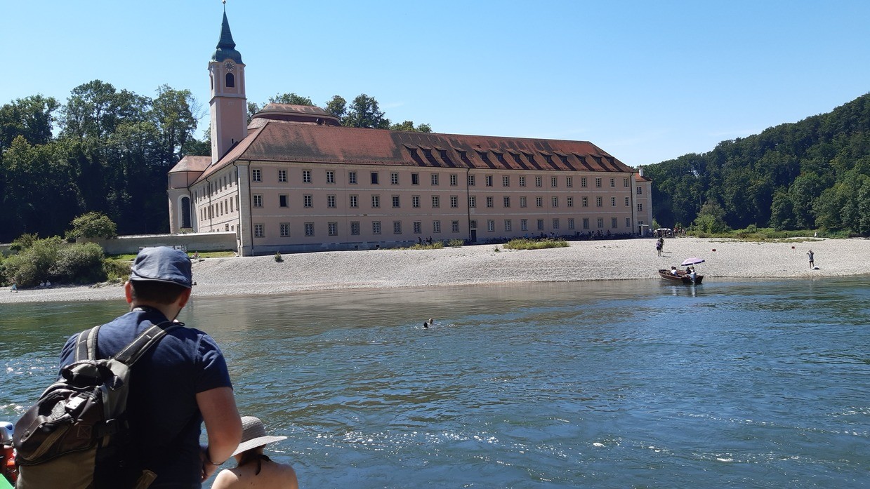 &copy; charivari / mm