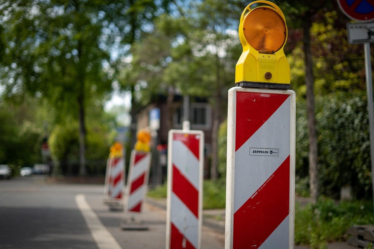 stra&szlig;ensperrung, sperrung, absperrung, schild, verkehr, &copy; Symbolbild