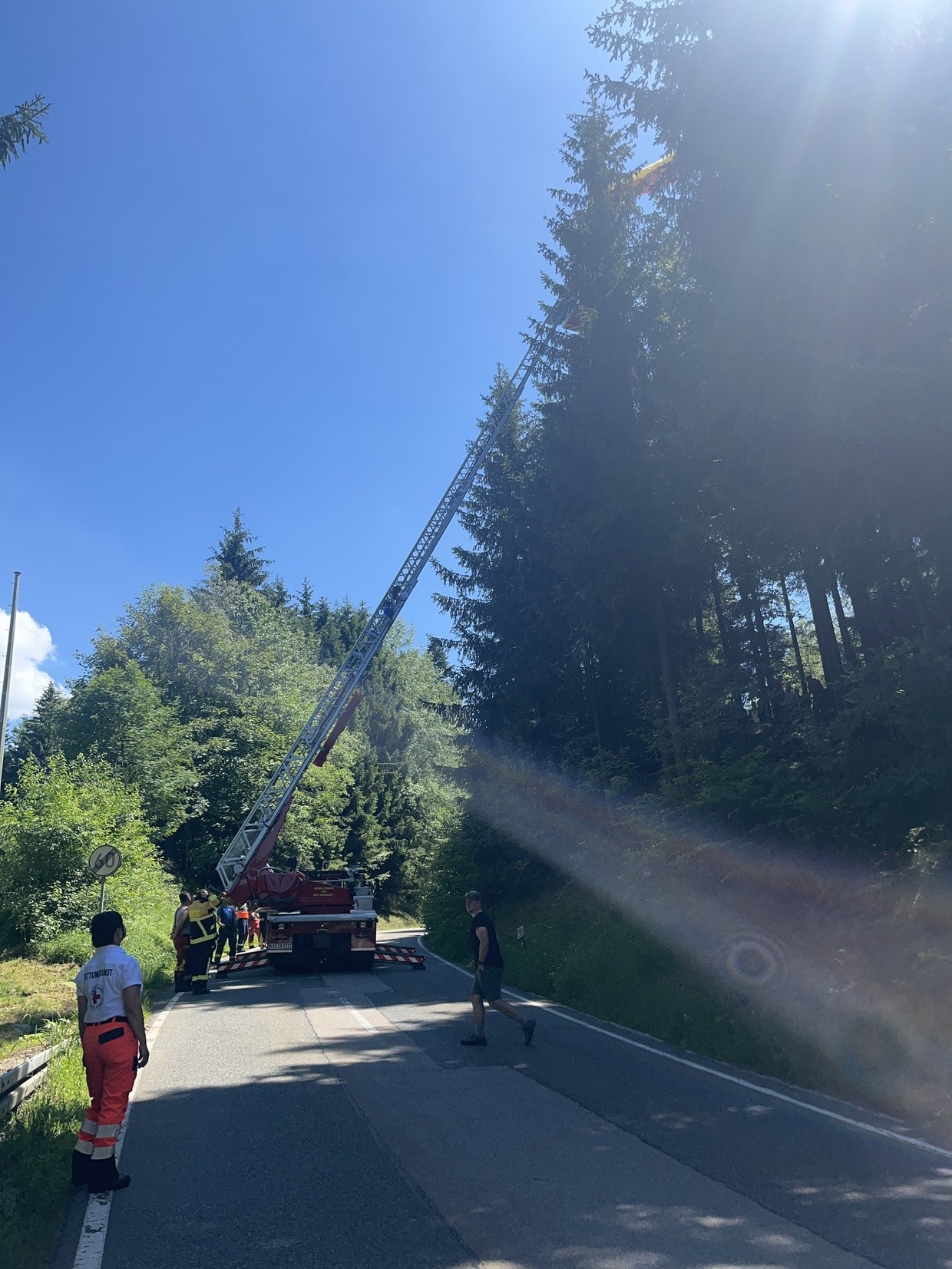 &copy; Im Einsatz die Drehleiter der Feuerwehr Neukirchen b. Hl. Blut bei der Rettung / Quelle: Polizeiinspektion Furth im Wald