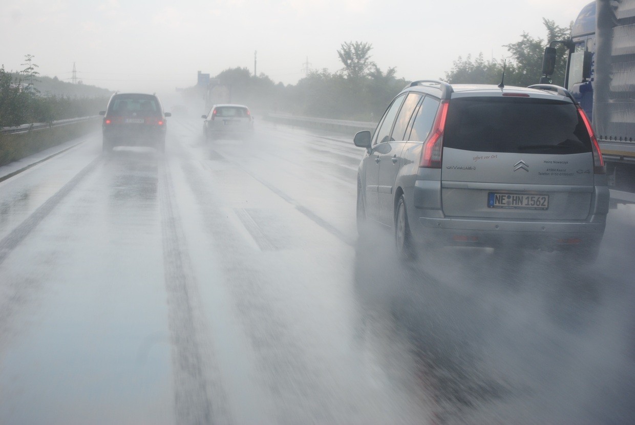 Regen, Auto, Aquaplaning, Autobahn, &copy; Symbolbild, pixabay