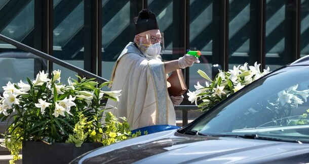 Covid-19 : un prêtre américain bénit ses fidèles à l’aide d’un pistolet à eau